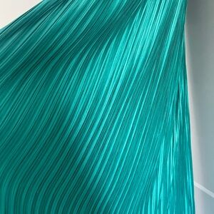 Elegant Teal Pleated Skirt